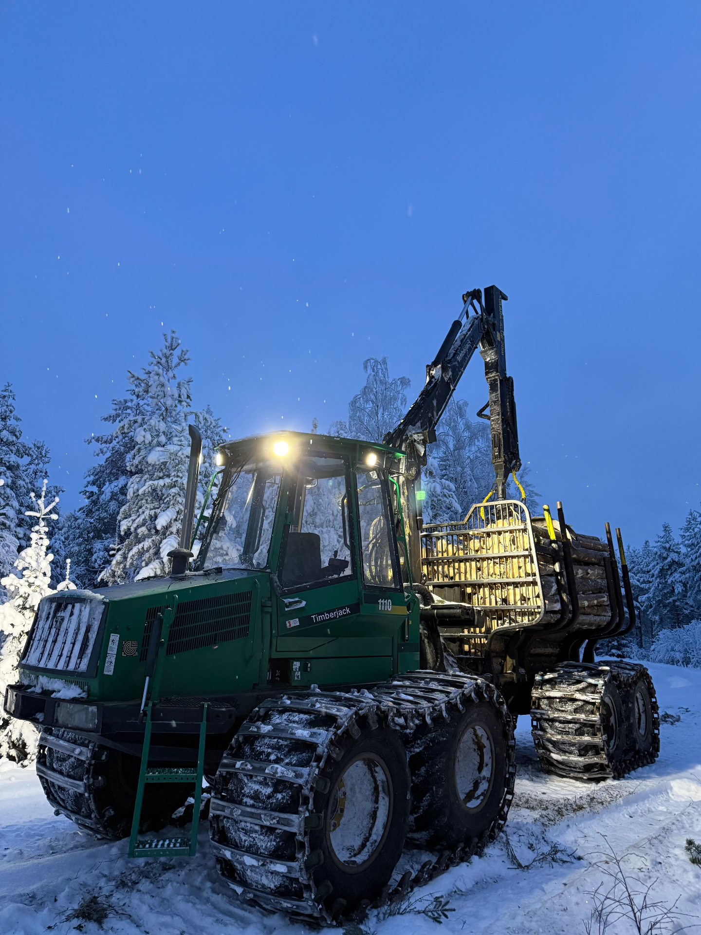 Timberjack 1110 -ajokone talvimaisemassa